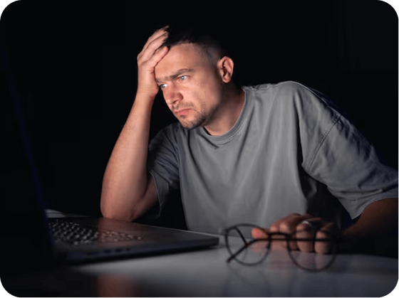 Workshop MARÇO | Simplificando o Day Trade 3 jovem trabalha no computador a noite 169016 63510 1